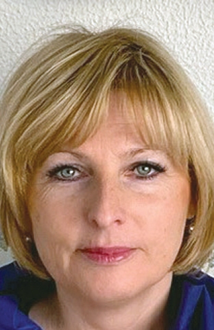 Lara Savnik