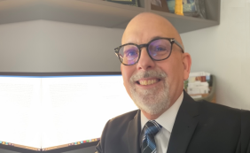 Stik svobode govora in skrunitve zastave v ZDA: Zgodovinska montaža prelomnih sodnih primerov Vrhovnega sodišča ZDA, ključne zakonodaje in izvršnega odloka aktualnega predsednika Donalda Trumpa iz leta 2025